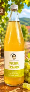 Produktfoto-Weiße-Traube-Heuriger Eine Glasflasche mit weißem Traubensaft von „Franzls Fruchtsäfte“ steht im Fokus auf einem rustikalen Holztisch in einem sonnendurchfluteten Heurigen-Weingarten. Im weich gezeichneten Hintergrund schimmern grüne Weinreben im warmen Nachmittagslicht. Neben der Flasche liegt eine frische Rebe grüner Trauben.